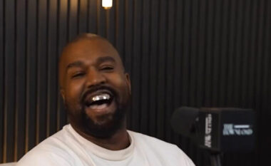 Kanye West buzëqesh gjatë një interviste dhe tregon dhëmbët e tij të titanit, të cilët kanë kushtuar mbi 780 mijë euro