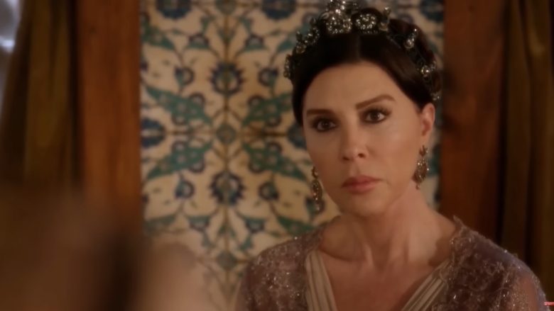 Aktorja që luajti Nënën Sulltaneshë në “Shekulli Madhështor” përfundon në spital
