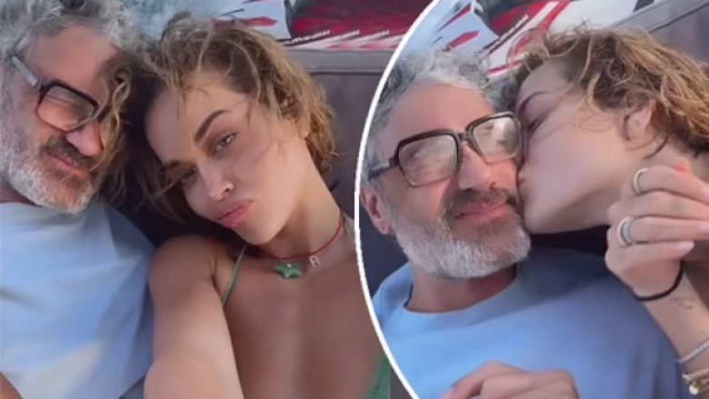 Rita Ora i jep një puthje të ngrohtë burrit të saj, ndërsa shijojnë çaste të ëmbla së bashku në varkë