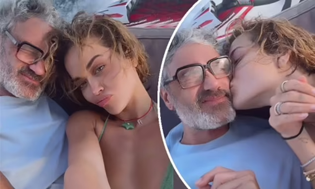 Rita Ora i jep një puthje të ngrohtë burrit të saj, ndërsa shijojnë çaste të ëmbla së bashku në varkë
