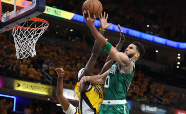 Celtics triumfojnë edhe në ndeshjen e tretë, vetëm një fitore larg finales