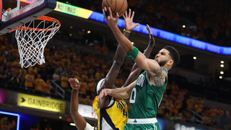 Celtics triumfojnë edhe në ndeshjen e tretë, vetëm një fitore larg finales