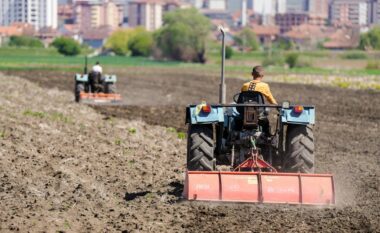 Aplikimi i taksës për tokën demotivon bujqit, pritet të dëmtohet prodhimi në Kosovë