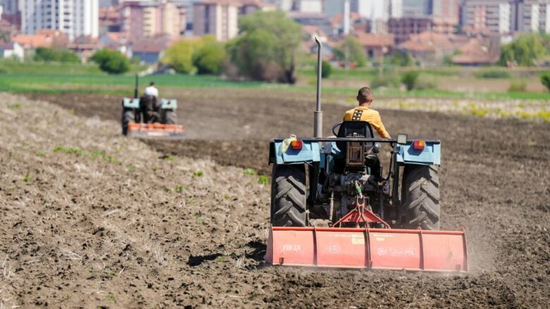 Aplikimi i taksës për tokën demotivon bujqit, pritet të dëmtohet prodhimi në Kosovë