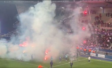 Kaos në Francë: Tifozët dhe lojtarët e klubit hodhën fishekzjarrë kundër njëri-tjetrit, për shkak të kësaj ata do të bien nga liga