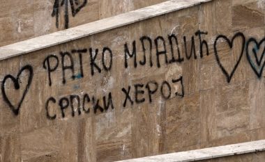 “Ratko Mlladiq hero i popullit” – grafitet që po provokojnë qytetarët shqiptarë në veri