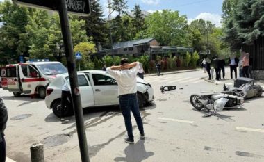 Aksident i rëndë trafiku në Prishtinë mes një veture dhe dy motoçikletave