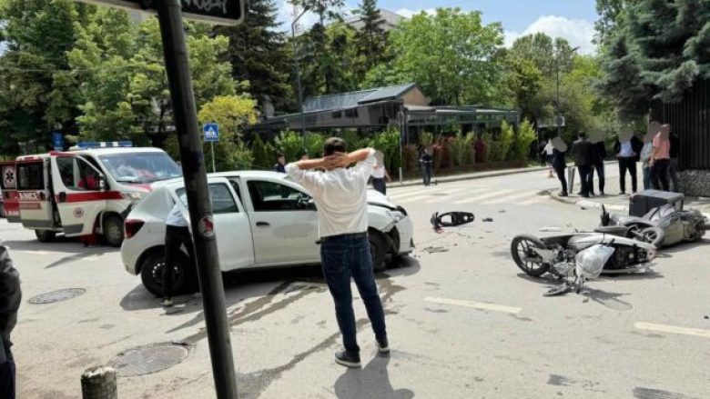 Aksident i rëndë trafiku në Prishtinë mes një veture dhe dy motoçikletave