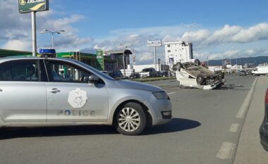 Aksident trafiku në Fushë Kosovë, rrokulliset një veturë