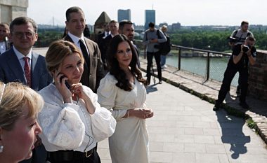 Zonja e Parë e Ukrainës dhe kreu i diplomacisë ukrainase vizitojnë Serbinë