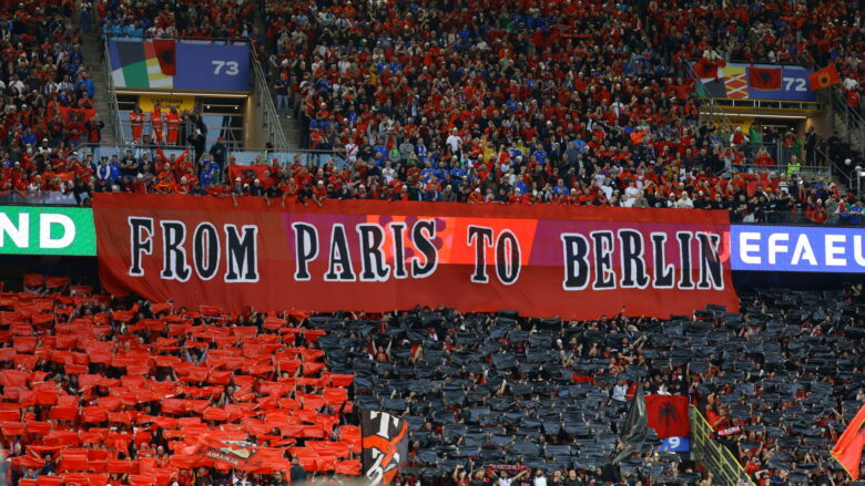 “From Paris to Berlin”- paraqitja spektakolare e tifozëve shqiptarë përmes fotove nga stadiumi i Dortmundit