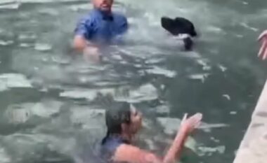 Shqelmoi qenin e tij dhe e hodhi në det, kalimtarja hidhet në ujë për ta shpëtuar – burri nga Miami sulmon edhe gruan