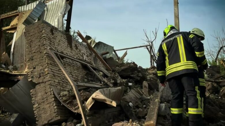 Nga sulmi ajror rus në rajonin e Kievit shkatërrohet një ndërtesë kolektive, lëndohen dy persona – filmohet raketa duke fluturuar