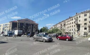 Forcat ruse bombardojnë qytetin e Kharkivit, vriten tre persona dhe 19 tjerë plagosen – pamje nga sulmi ajror