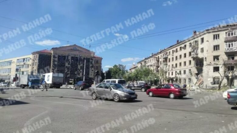 Forcat ruse bombardojnë qytetin e Kharkivit, vriten tre persona dhe 19 tjerë plagosen – pamje nga sulmi ajror