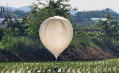 Parazitë dhe rroba të vjetra në balonat e plehrave të Koresë së Veriut që u dërguan në Korenë e Jugut