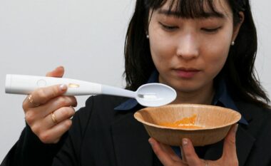 Në Japoni del në shitje luga elektrike që e bën ushqimin më të kripur
