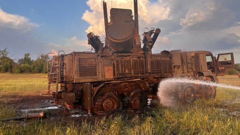 Pamje nga fushëbeteja, ukrainasit shkatërrojnë sistemet raketore ruse TOR-M2 dhe Pantsir