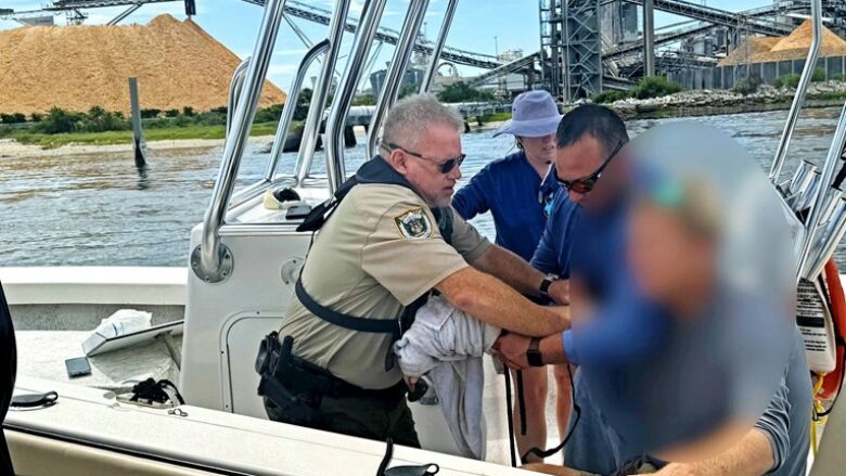 Burri në Florida në gjendje kritike, e kafshon peshkaqeni
