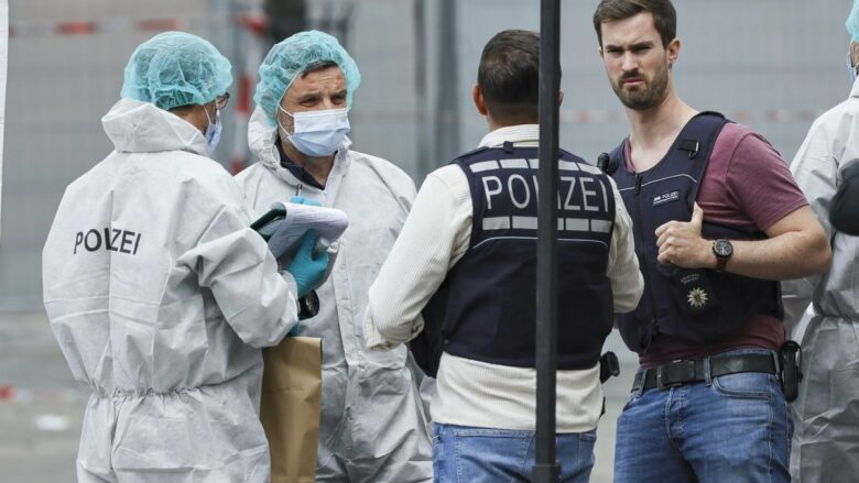 Vdes polici që u plagos në sulmin me thikë në Gjermani