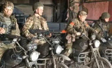Rusëve u mungojnë mjetet e rënda luftarake, ua mësyjnë pozicioneve të ukrainasve me motoçikleta – doli të jetë vendim i gabuar
