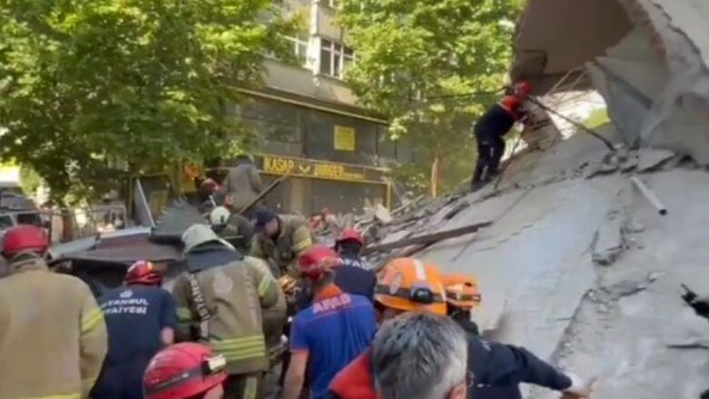 Shembet ndërtesa trekatëshe në Stamboll, ekipet emergjente në kërkim të personave të ngujuar nën rrënoja