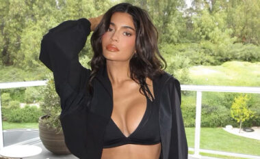 A janë bikinit me dy shtresa të Kylie Jenner një trend i ri i rrobave të banjos?