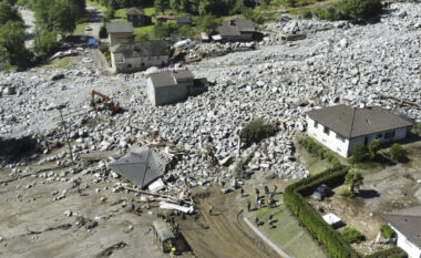 Stuhia në Zvicër shkaktoi përmbytje dhe rrëshqitje dheu, tre persona rezultojnë të zhdukur