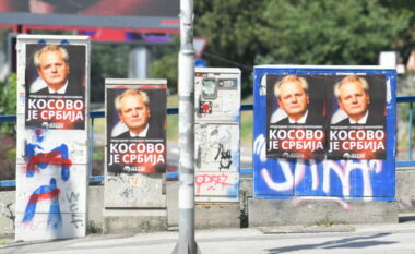 Një ditë para takimit Kurti-Vuçiq, në Beograd shfaqen pllakata me foton e Millosheviqit dhe “Kosova është Serbi”