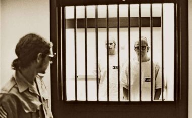 Gjashtë ditë të tmerrshme në burgun e Stanfordit – historia e eksperimentit që njerëzit paqësorë i shndërroi në ‘përbindësha’