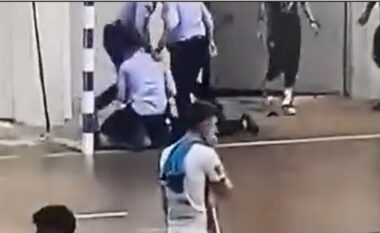 Polici filmohet duke goditur me shqelma një të mitur në Drenas