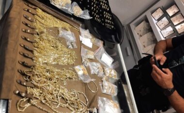 Mbi 33 kg ari të sekuestruar, publikohen pamjet nga aksioni në argjendaritë e Gjilanit