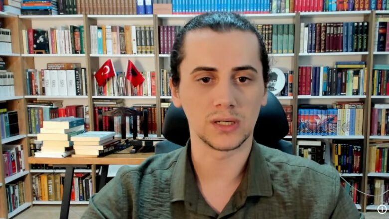 Flet nëna e youtuberit shqiptar në kërkim për fyerje të Islamit