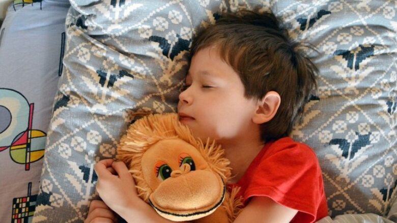 Një konsulente gjumi zbuloi kohën e saktë kur fëmijët duhet të shkojnë në shtrat