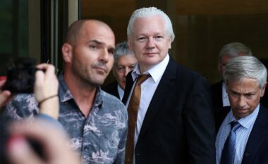 Pas seancës gjyqësore, lirohet Julian Assange