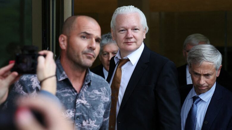 Pas seancës gjyqësore, lirohet Julian Assange
