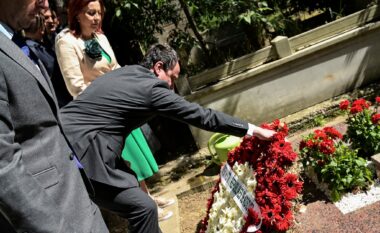 Kurti vendos lule te varri i Sami Frashërit në Stamboll: Ai la një trashëgimi të pazëvendësueshme
