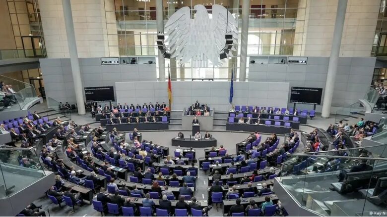 Deputetët e mbështesin propozimin e qeverisë gjermane për zgjatjen e mandatit të misionit të KFOR-it në Kosovë