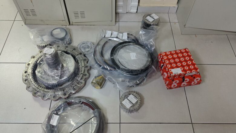 Dogana konfiskon pjesë rezerve për makineri të rënda në vlerë mbi 7 mijë euro në Vërmicë