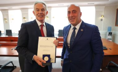 Haradinaj i ndan medaljen “Me Besim në Zot, Atdhe e Shtet” ish-kryeministrit Tony Blair