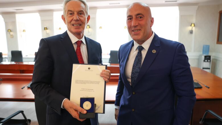 Haradinaj i ndan medaljen “Me Besim në Zot, Atdhe e Shtet” ish-kryeministrit Tony Blair