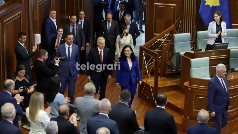 Tony Blair mirëpritet me duartrokitje të shumta në Kuvend, Konjufca: Falë vendosmërisë së tij u ndal gjenocidi në Kosovë