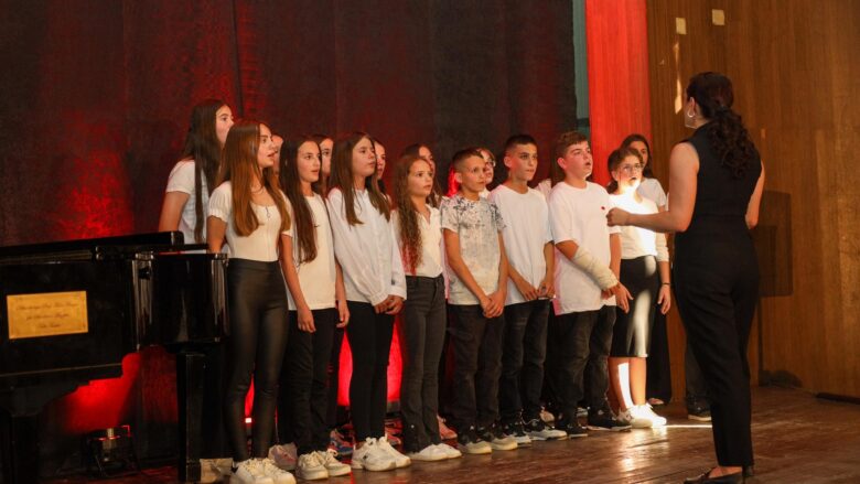Nëntë shkolla të Mitrovicës mbajnë koncert për “Ditën e Çlirimit”