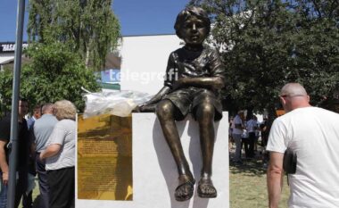 Në Skenderaj përurohet skulptura e Leutrim Ahmetit, 7-vjeçarit që ishte vrarë gjatë luftës nga serbët