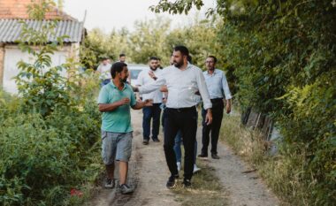 Ministri Krasniqi viziton familjet që janë përfituese për ndërtimin e shtëpive