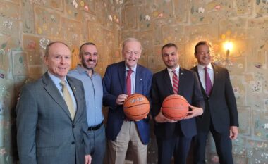 Ish-kryeministri kanadez ia dhuron ambasadorit Kryeziu topin e basketbollit, me të cilin luajti me refugjatët kosovarë në vitin 1999
