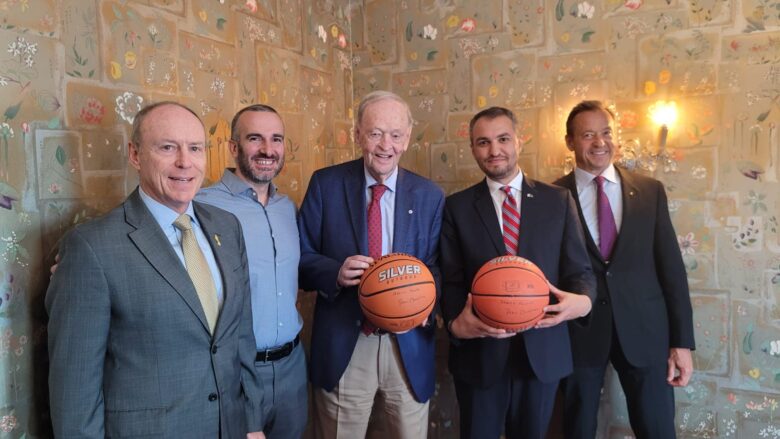 Ish-kryeministri kanadez ia dhuron ambasadorit Kryeziu topin e basketbollit, me të cilin luajti me refugjatët kosovarë në vitin 1999