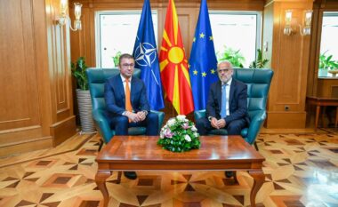Talat Xhaferi i dorëzon funksionin e kryeministrit Hristijan Mickoskit