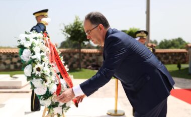 Presidenti i Shqipërisë viziton Gllogjanin, i ndahet titulli "Qytetar nderi i Deçanit"