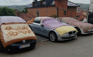 Moti i lig, fotografi që tregojnë se si pronarët tentuan t’i mbrojnë veturat e tyre në Novi Pazar